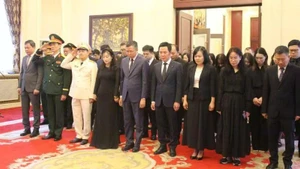 El embajador de Vietnam en China, Pham Thanh Binh, y los empleados de su legación rinden homenaje al expresidente Tran Duc Luong. (Fotografía: Nhan Dan)