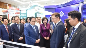 [Foto] Premier vietnamita asiste a evento de transformación digital del sector bancario