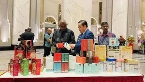 El consejero comercial vietnamita en Malasia, Le Phu Cuong (centro), presenta productos tradicionales vietnamitas al público. (Fotografía: VNA)