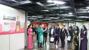 Visitantes a la exposición sobre el Presidente Ho Chi Minh en Fukuoka, Japón. (Fotografía: VNA)