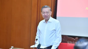 El secretario general del Partido Comunista de Vietnam, To Lam, conduce la reunión. (Fotografía: Nhan Dan)
