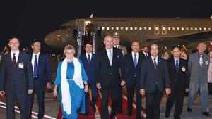 El presidente de Hungría, Tamás Sulyok, y su esposa llegan al aeropuerto internacional de Noi Bai, en Hanói, para una visita oficial en Vietnam. (Fotografía: VNA)