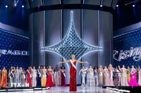 Yolina Lindquist, representante de Estados Unidos, es coronada Miss Cosmo 2025. (Foto: VNA)