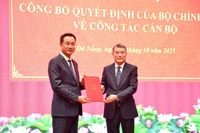 Le Minh Hung, (derecha) miembro del Buró Político, secretario del Comité Central del PCV y jefe de su Comisión de Organización, presenta la decisión del nombramiento a Le Ngoc Quang. (Foto: VGP)