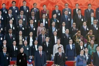 El secretario general del Partido Comunista de Vietnam, To Lam, y su esposa asisten a la ceremonia conmemorativa y al desfile militar en celebración del 50º aniversario del Día Nacional de Laos y del 105º aniversario del nacimiento del presidente Kaysone Phomvihane.