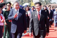 El secretario general del Partido Comunista de Vietnam, To Lam, y el secretario general del Partido Popular Revolucionario y presidente de Laos, Thongloun Sisoulith, en la ceremonia. (Foto: VNA)