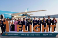El primer vuelo de pasajeros de Vietnam Airlines a Long Thanh transporta al viceprimer ministro Nguyen Hoa Binh (sexto desde la derecha) y casi 100 pasajeros. (Foto: VNA)