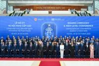 El presidente de Vietnam, Luong Cuong, el secretario general de la ONU, António Guterres, y los jefes de delegación posan para una foto de grupo. (Foto: VNA)