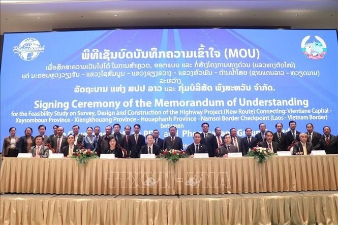 En la ceremonia de firma de un Memorando de Entendimiento (MdE) entre el Ministerio de Planificación e Inversión de Laos y el Grupo Phongsavanh. (Foto: VNA)