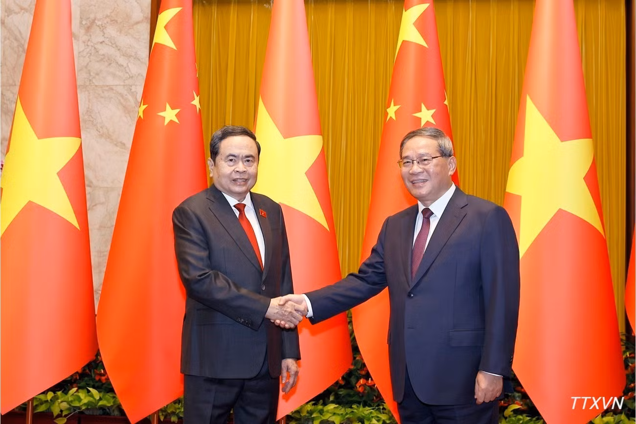 El presidente de la Asamblea Nacional de Vietnam, Tran Thanh Man, y el primer ministro de China, Li Qiang. (Fuente: VNA)