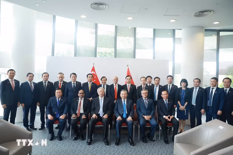 El líder partidista vietnamita y los delegados toman una foto grupal. (Foto: VNA)