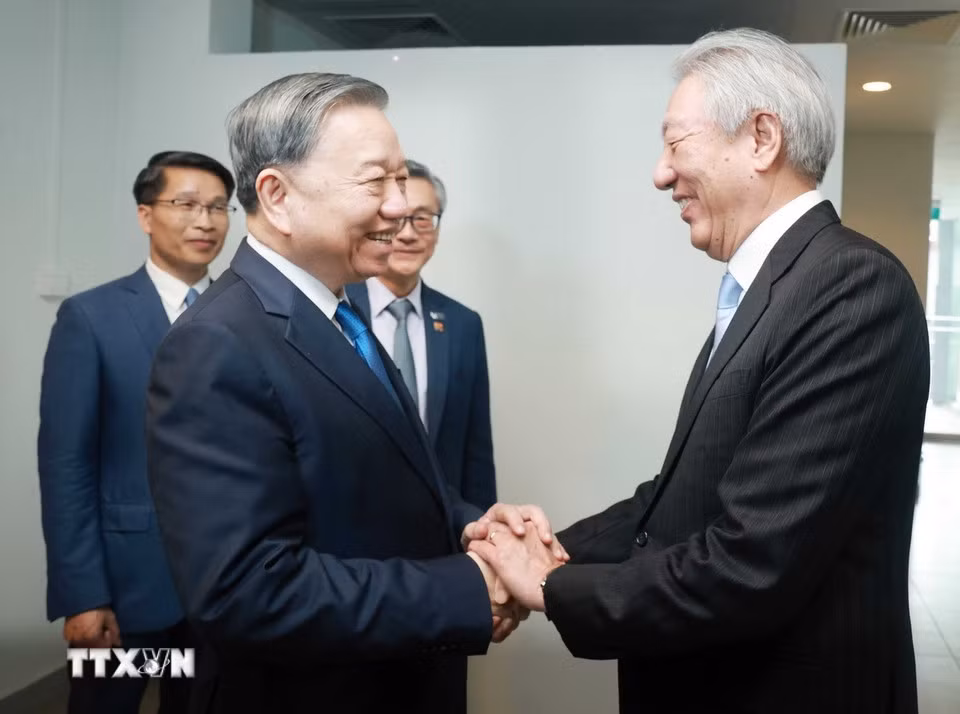 El secretario general del PCV, To Lam (derecha), y el ministro superior y ministro coordinador de Seguridad Nacional de Singapur, Teo Chee Hean, en el evento. (Foto: VNA)