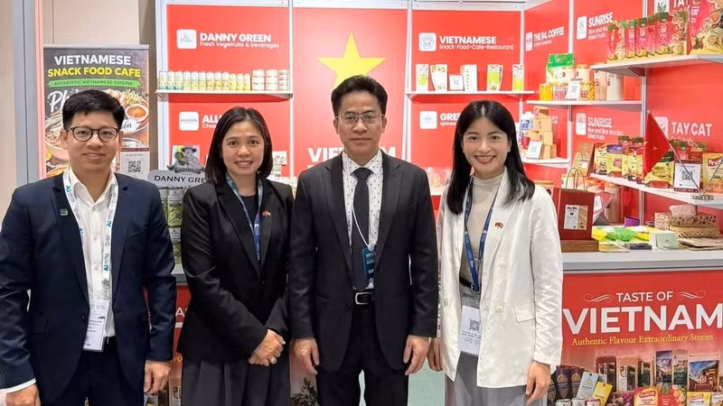 El embajador Nguyen Thanh Diep (segundo por la derecha) y funcionarios de la embajada en el stand de exhibición de productos vietnamitas. (Foto cortesía de la Embajada de Vietnam en los EAU)