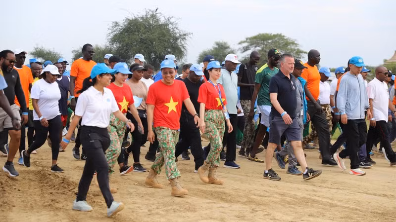 Los integrantes del Equipo de Ingenieros No. 5 de Vietnam participan en la caminata. (Foto: THANG LE)
