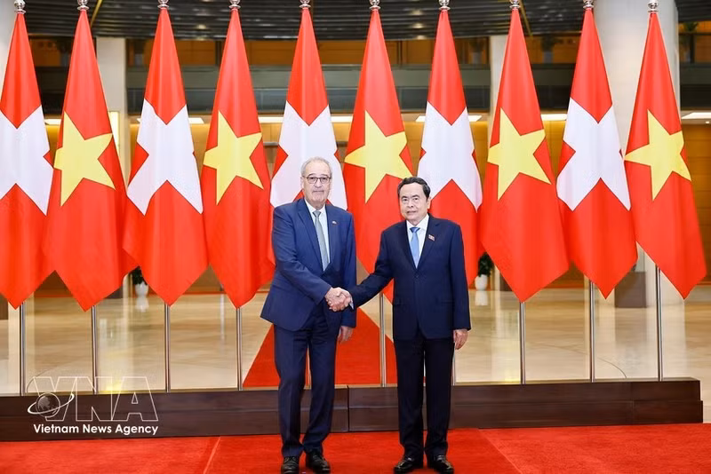 El presidente de la Asamblea Nacional de Vietnam, Tran Thanh Man (derecha), se reúne con el presidente de Suiza, Guy Parmelin. (Foto: VNA)