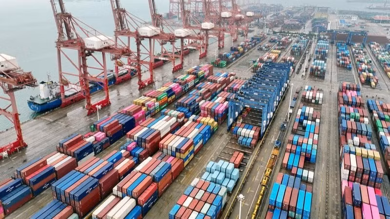 Un buque de carga está descargando contenedores en el puerto de Lianyungang, en la provincia de Jiangsu, China. (Foto: Xinhua)