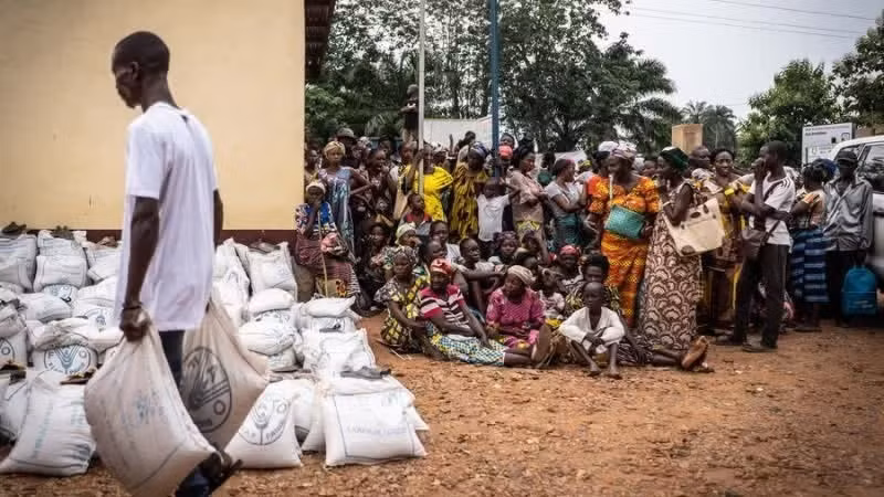Habitantes de la República Centroafricana esperan la distribución de alimentos por parte de la FAO. (Foto ilustrativa: Xinhua)