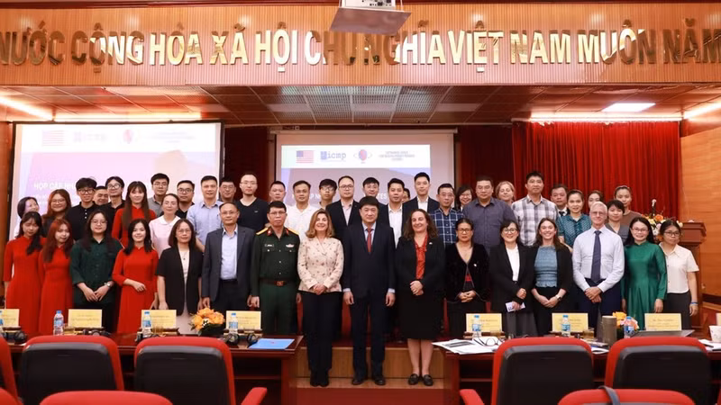 Los delegados posan para una foto de recuerdo durante la reunión. 