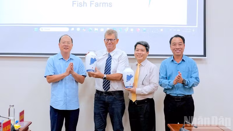 Nguyen Ho Hai (extremo izquierdo), secretario del Comité partidista de Ca Mau, y Lu Quang Ngoi (extremo derecho), subsecretario de ese Comité y presidente del Comité Popular provincial, entregan obsequios de recuerdo a Ran Dagan, presidente del Grupo Dagan (Israel), y Ha Duy Binh, presidente del Grupo VsionGlobal. (Foto: HUU TUNG)