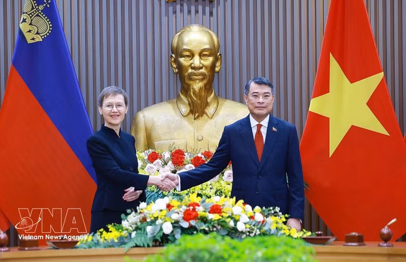 El primer ministro de Vietnam, Le Minh Hung, recibe a su homóloga de Liechtenstein, Brigitte Haas. (Foto: VNA)