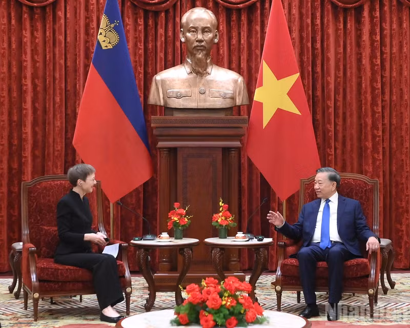 El secretario general del PCV y presidente de Vietnam, To Lam, recibe a la primera ministra de Liechtenstein, Brigitte Haas. (Foto: Nhan Dan)