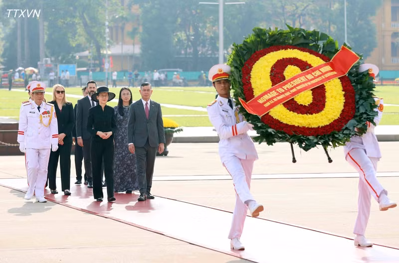 La primera ministra del Principado de Liechtenstein, Brigitte Haas, llega al Mausoleo de Ho Chi Minh para depositar una ofrenda floral y rendir homenaje al líder de la independencia vietnamita. (Foto: An Dang/VNA)