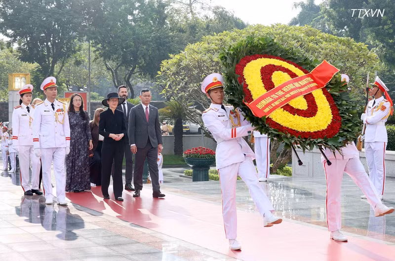 La primera ministra del Principado de Liechtenstein, Brigitte Haas, depositó esta mañana una ofrenda floral en el Monumento a los Héroes y Mártires, situado en la calle Bac Son, en Hanói. (Foto: An Dang/VNA)