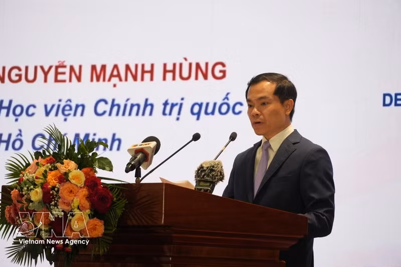 El profesor asociado y doctor Nguyen Manh Hung, subdirector de la Academia Nacional de Política Ho Chi Minh, habla en el evento. (Foto: VNA)