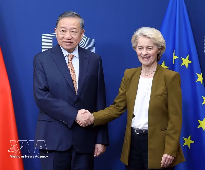 El secretario general del Partido Comunista y presidente de Vietnam, To Lam, y la presidenta de la Comisión Europea, Ursula von der Leyen. (Foto: VNA)