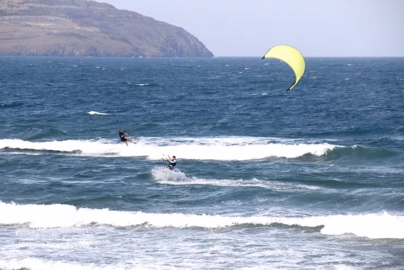 Las condiciones de viento estables durante todo el año convierten a Mui Ne (Lam Dong) en un "paraíso" para los deportes acuáticos. (Foto: VNA)