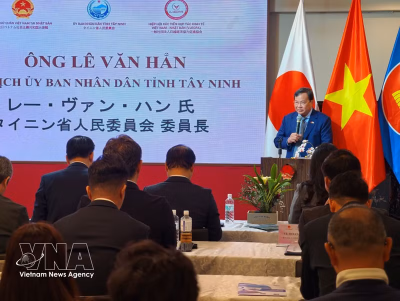 Le Van Han, subsecretario del Comité del Partido y presidente del Comité Popular de Tay Ninh, habla en el evento. (Foto: VNA)
