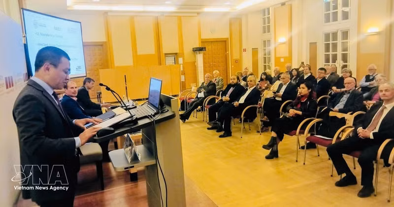 El embajador de Vietnam en Austria, Vu Le Thai Hoang, pronuncia un discurso. (Foto: VNA)