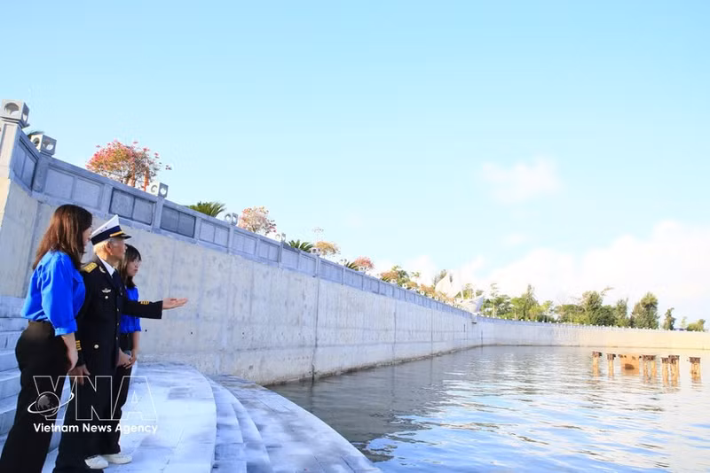 Veteranos de la Asociación Tradicional de la Ruta Marítima Ho Chi Minh relatan la historia de esta ruta legendaria a jóvenes del barrio de Do Son, ciudad de Hai Phong, en el muelle K15, sitio histórico nacional especial y punto de partida de los «barcos sin número». (Foto: VNA)