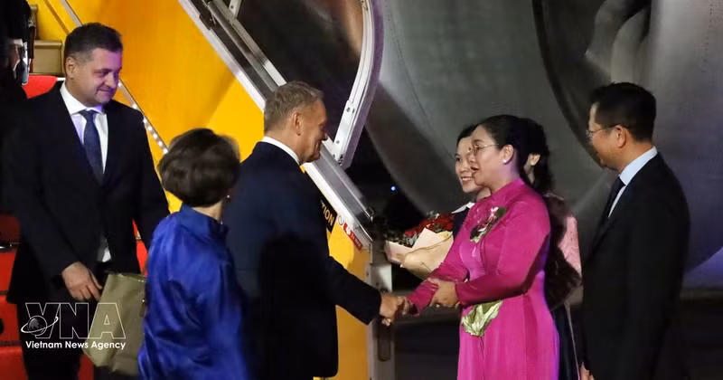 La vicepresidenta del Comité Popular de la ciudad de Da Nang, Nguyen Thi Anh Thi, da la bienvenida al primer ministro de Polonia, Donald Tusk, en el Aeropuerto Internacional de Da Nang. (Foto: VNA)