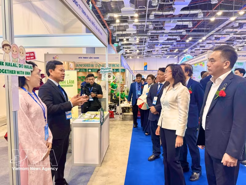 Los delegados visitan un stand de la feria. (Foto: VNA)