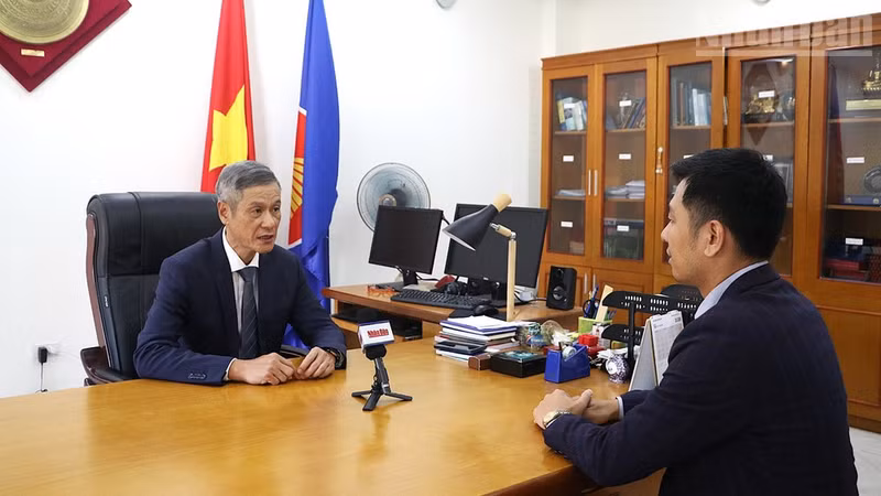 El embajador de Vietnam en Camboya, Nguyen Minh Vu, durante la entrevista concedida al corresponsal del periódico Nhan Dan en ese país. (Foto: HUY VU)