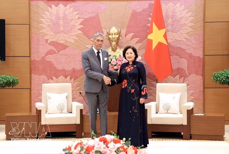La vicepresidenta de la Asamblea Nacional de Vietnam, Nguyen Thi Hong, y el secretario general del MIU, Miguel Mejía. (Foto: VNA)