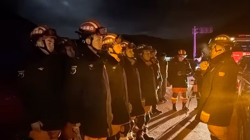 Bomberos y equipos de rescate se despliegan en la zona afectada por el terremoto. (Foto: Xinhua/VNA)