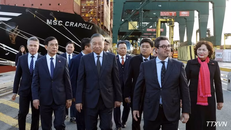 El secretario general del Partido Comunista de Vietnam y presidente, To Lam, junto con una delegación vietnamita de alto nivel, visitan el puerto de Amberes-Brujas. (Foto: VNA)