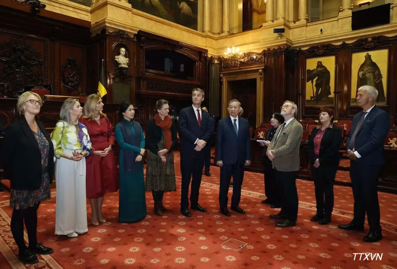 El secretario general del PCV y presidente de Vietnam, To Lam, y su esposa, Ngo Phuong Ly, recorren la sede del Parlamento belga junto con el presidente de la Cámara de Representantes, Peter De Roover, y el presidente del Senado, Vincent Blondel. (Foto: VNA)