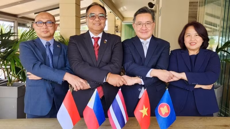 La embajadora Pham Thi Thu Huong junto a los embajadores y encargados de negocios de los países miembros del Comité de la Asean en Grecia. (Foto: Embajada de Vietnam en Grecia)