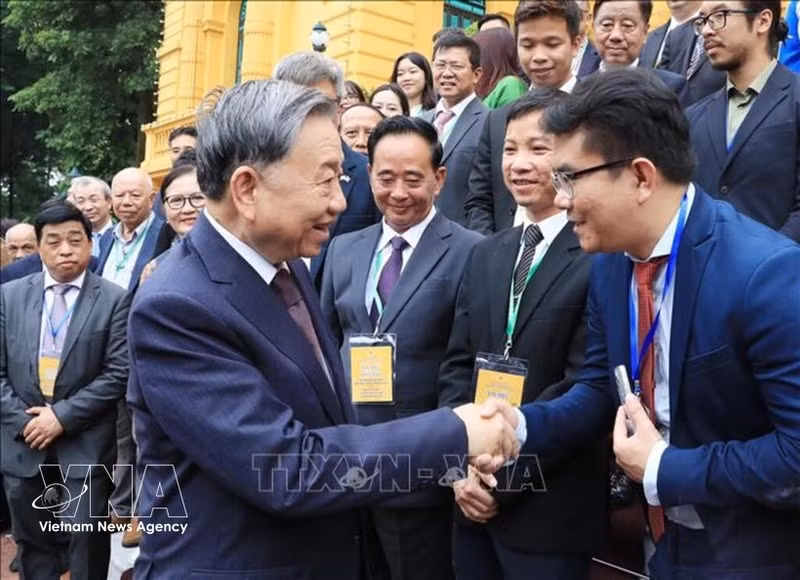 El secretario general del PCV y presidente de Vietnam, To Lam, junto con destacados vietnamitas residentes en el extranjero, asisten a la IV Conferencia Mundial de Vietnamitas en el Extranjero. (Foto: VNA)