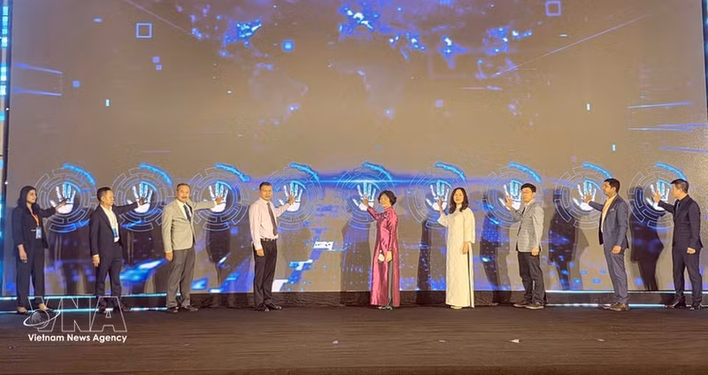 Delegados inauguran el Espacio Negocios & Conexión B2B. (Foto: VNA)