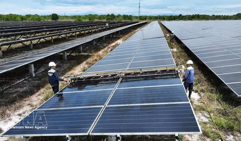 Limpieza de paneles solares en la planta fotovoltaica Gio Thanh, provincia de Quang Tri. (Foto ilustrativa: VNA)