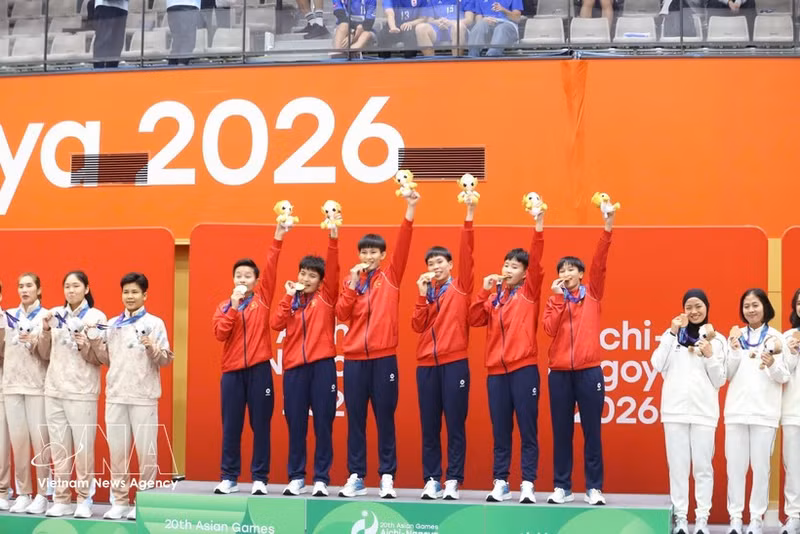 La selección femenina vietnamita de sepak takraw obtuvo el oro en la final de la modalidad por equipos de cuatro jugadoras de los ASIAD 2026. (Foto: VNA)