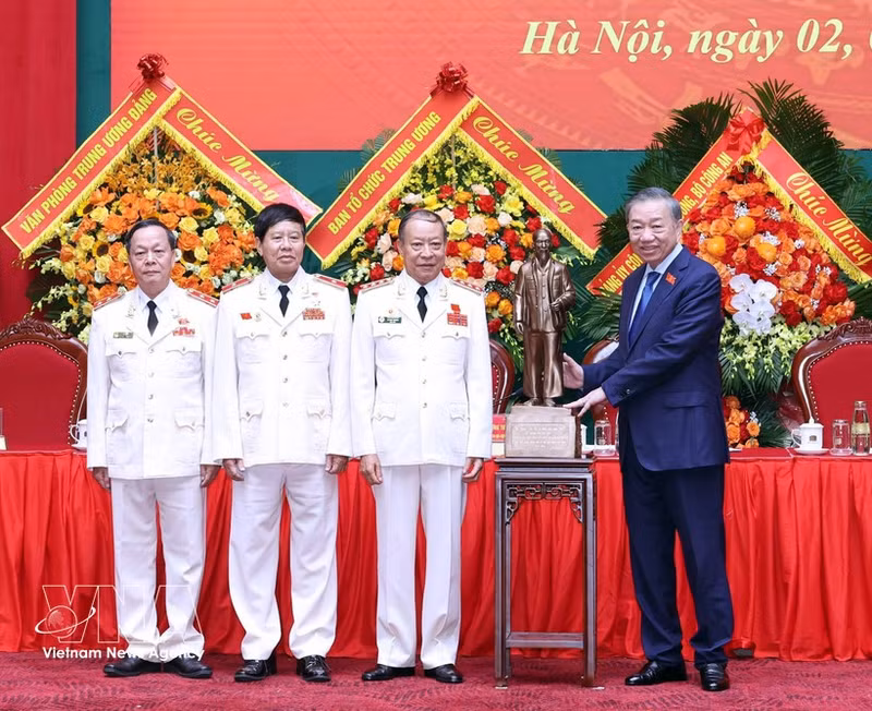 El secretario general del PCV y presidente de Vietnam, To Lam, regala una estatua del Presidente Ho Chi Minh a la Asociación de Veteranos de la Seguridad Pública Popular. (Foto: VNA)