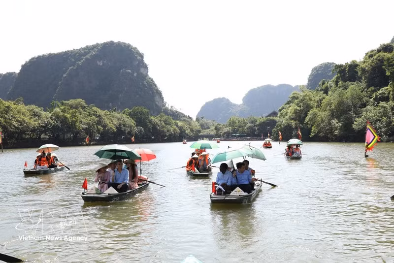 En el marco del Diálogo Asia-Pacífico sobre Patrimonio y Autenticidad, una delegación de la Unesco realizó una visita de campo al Complejo Paisajístico de Trang An, en la provincia de Ninh Binh, el 1 de octubre de 2026. (Foto: VNA)