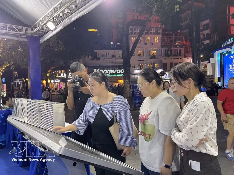 Visitantes en la feria. (Foto: VNA)