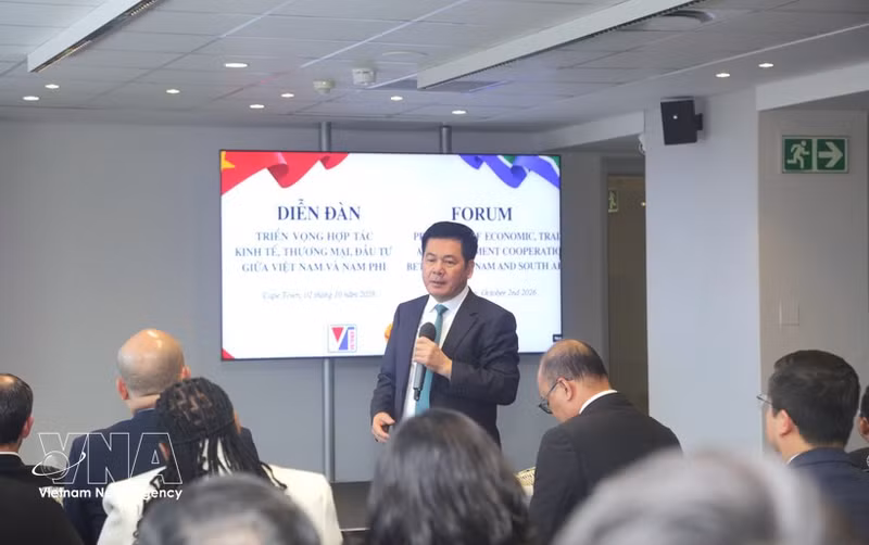 El vicepresidente de la Asamblea Nacional de Vietnam, Nguyen Hong Dien, responde a las preguntas de los delegados. (Foto: VNA)