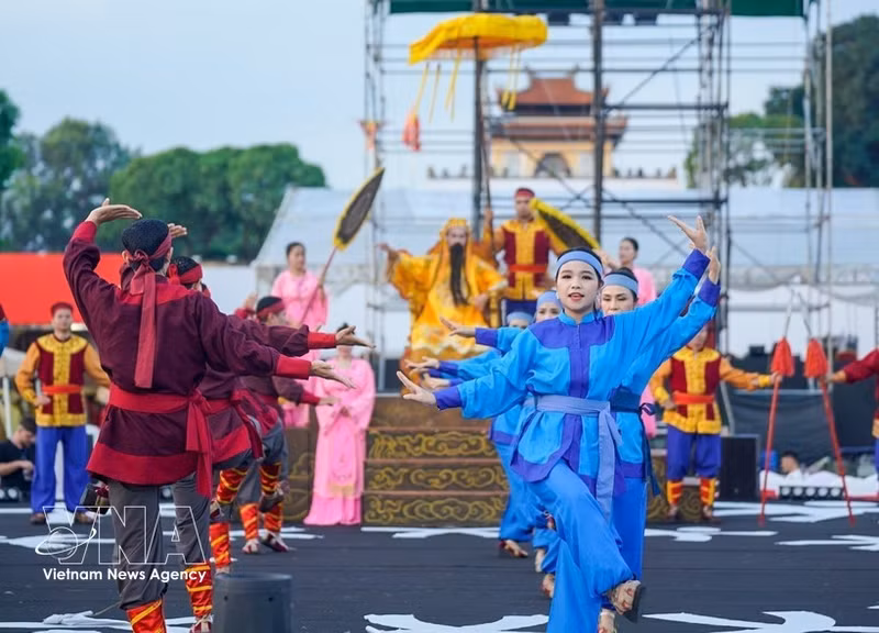 En el recinto del festival se presentan espectáculos de arte tradicional vietnamita. (Foto: VNA)